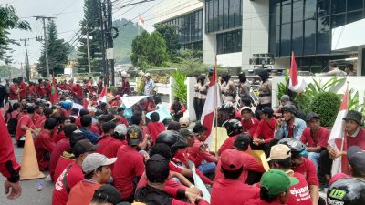 Tuntut Hak Jaminan Kesehatan hingga Pengangkatan, Ratusan Buruh Geruduk Kantor PTPN Lampung
